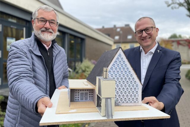 Robert Geßmann und Bernd Hosemann halten ein Modell des Förderturms für Dortmund-Kley in die Kamera.