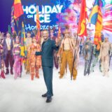 Der Entertainer Sasha steht gemeinsam mit den Eiskunstläufern der neuen Horizons-Show von Holiday On Ice auf der Bühne.