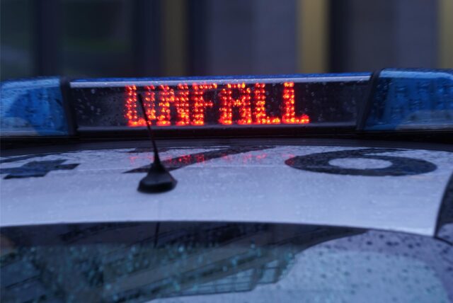 Der Schriftzug „Unfall“ ist neben dem Blaulicht auf dem Dach eines Polizeiautos zu lesen.