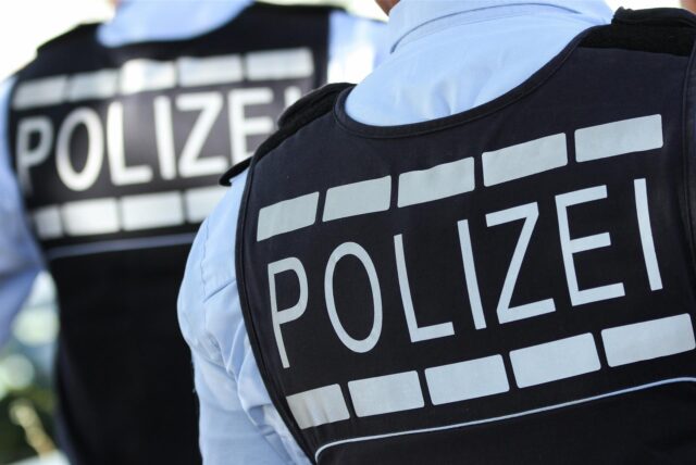 Zwei Polizisten in Uniform
