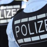 Zwei Polizisten in Uniform