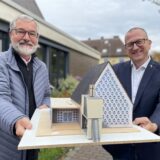 Robert Geßmann und Bernd Hosemann halten ein Modell des Förderturms für Dortmund-Kley in die Kamera.