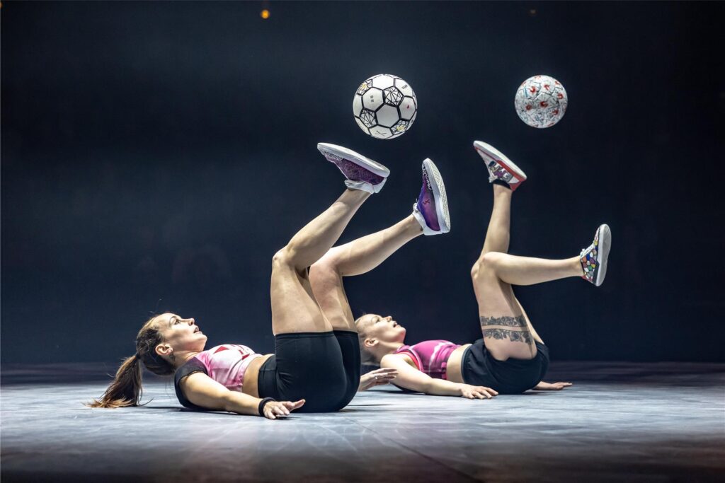 Das finnische Duo Emmi und Minna bringt seine Fußbälle mit in die Manege.