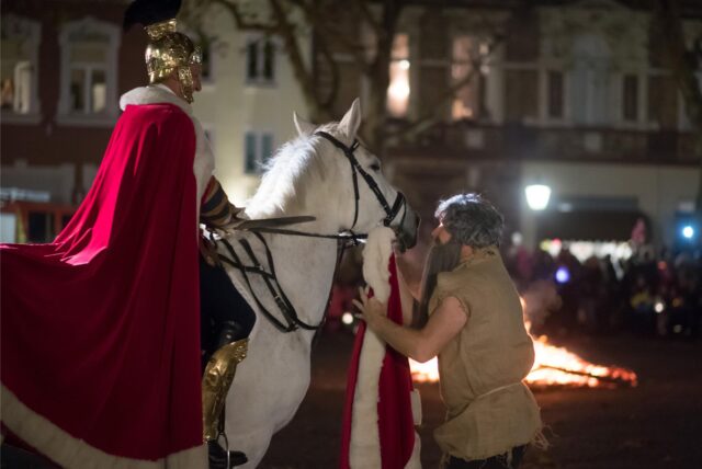 Ein Martinsumzug mit Pferd.