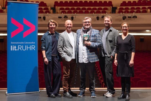 Am Abschlussabend der achten lit.RUHR trafen die Organisatoren des Literaturfestivals Hape Kerkeling vor seiner ausverkauften Lesung von „Gebt mir etwas Zeit“ in der Lichtburg Essen: (v.l.n.r.) Rieke Brendel (Geschäftsführung & Produktionsleitung lit.RUHR), Rainer Osnowski (Festivalgründer und -geschäftsführer lit.RUHR), Hape Kerkeling, Tobias Bock (Programmleitung lit.RUHR) und Angela Furtkamp (Programmleitung lit.kid.RUHR).