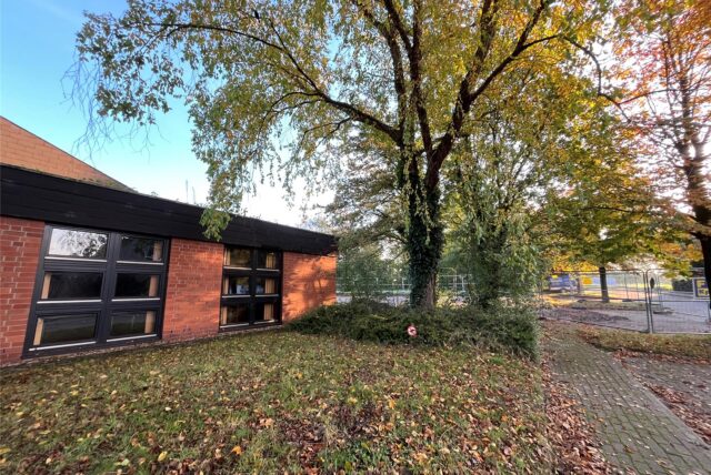 Das evangelische Gemeindezentrum, dahinter das Grundstück für das neue Wohnprojekt der Diakonie
