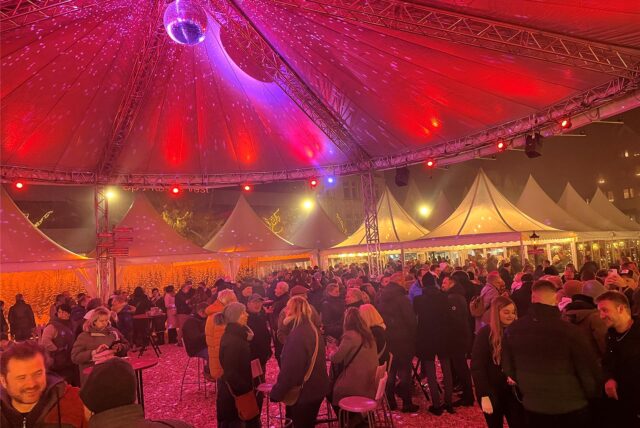 Der 18 Meter große Parabolschirm ist seit vergangenem Jahr neu im Weihnachtsdorf und sorgt für allzeit trockene Besucher.