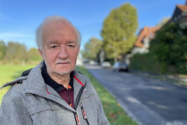 Der Dortmunder Wolfgang Weiß steht an der Straße Erlenkamp in Dortmund-Oestrich.