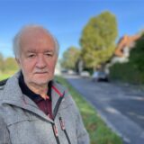 Der Dortmunder Wolfgang Weiß steht an der Straße Erlenkamp in Dortmund-Oestrich.