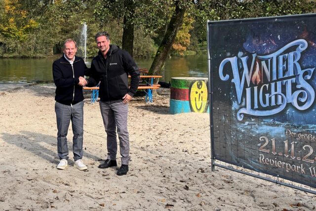 Der Geschäftsführer von Winter Lights Michael Hilgers (l.) und Parkleiter Jens Röhmer (r.) im Revierpark Wischlingen in Dortmund auf dem Gelände des Winter Lights Weihnachtsmarktes 2024.