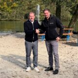 Der Geschäftsführer von Winter Lights Michael Hilgers (l.) und Parkleiter Jens Röhmer (r.) im Revierpark Wischlingen in Dortmund auf dem Gelände des Winter Lights Weihnachtsmarktes 2024.