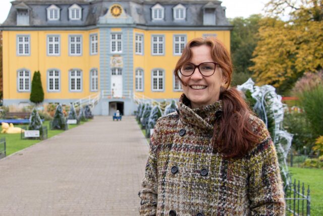 Katharina Graveland-Kuchenbäcker betreibt gemeinsam mit ihrer Schwester Karla das Schloss Beck und entwirft eine Strategie, um den Park zukunftssicher aufzustellen.