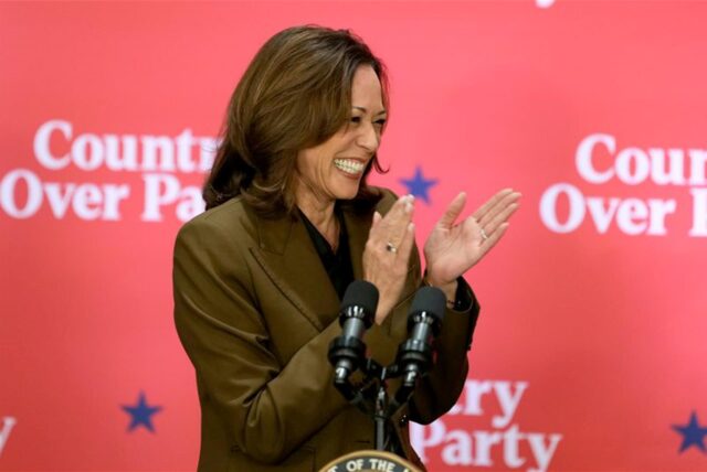 Die demokratische US-Präsidentschaftskandidatin Kamala Harris spricht spricht bei einer Wahlkampfveranstaltung.