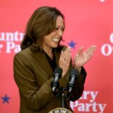 Die demokratische US-Präsidentschaftskandidatin Kamala Harris spricht spricht bei einer Wahlkampfveranstaltung.