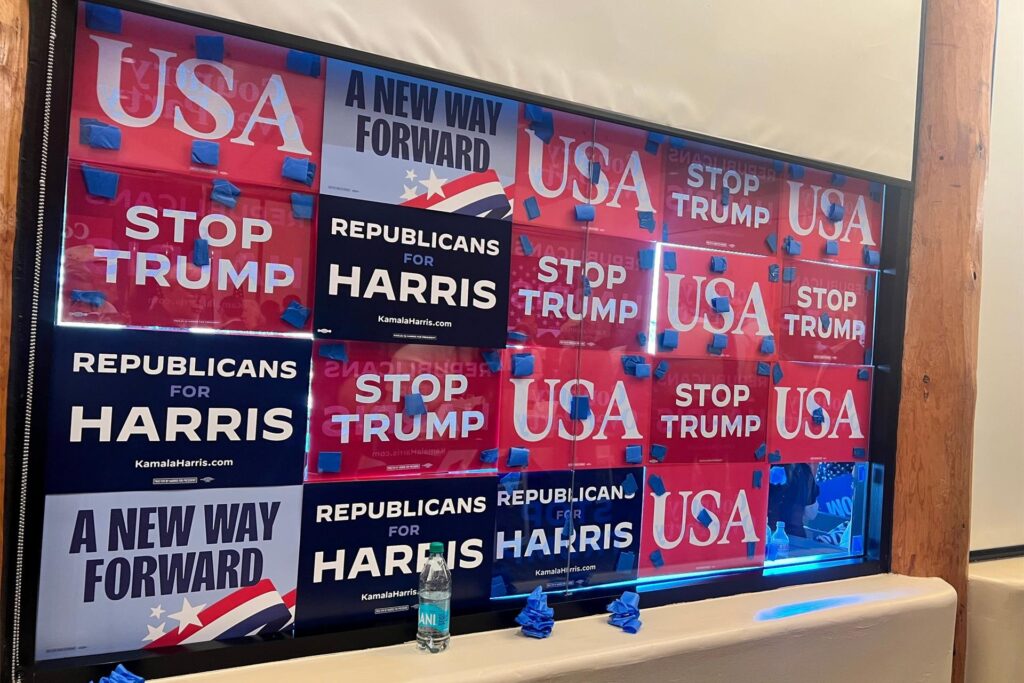 Schilder zur Unterstützung für US-Präsidentschaftskandidatin Harris kleben an einem Fenster. Schilder zur Unterstützung für US-Präsidentschaftskandidatin Harris kleben an einem Fenster.