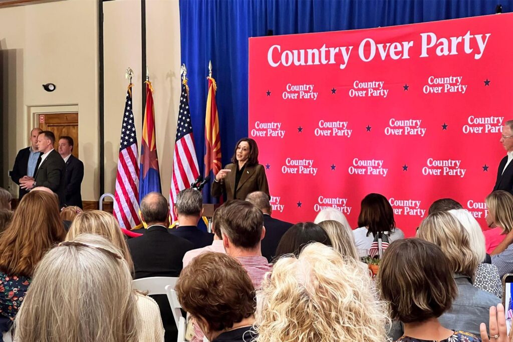 Die demokratische US-Präsidentschaftskandidatin Kamala Harris (M) umwirbt Republikaner auf einer Veranstaltung in Arizona. Die demokratische US-Präsidentschaftskandidatin Kamala Harris (M) umwirbt Republikaner auf einer Veranstaltung in Arizona.