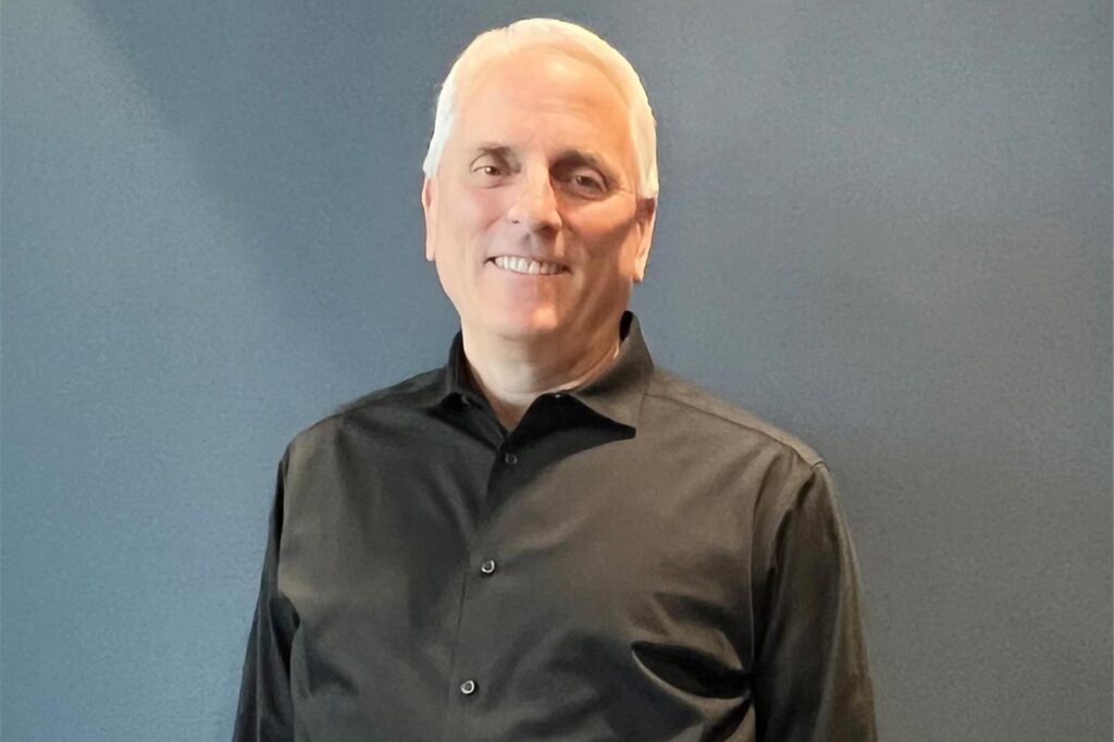 Clint Smith, Unterstützer der demokratischen US-Präsidentschaftskanidatin Harris, steht in Chandler im US-Bundesstaat Arizona. Clint Smith, Unterstützer der demokratischen US-Präsidentschaftskanidatin Harris, steht in Chandler im US-Bundesstaat Arizona.