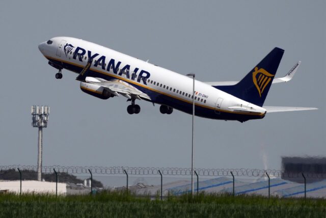 Ein Flugzeug von Ryanair startet am Flughafen Dortmund.