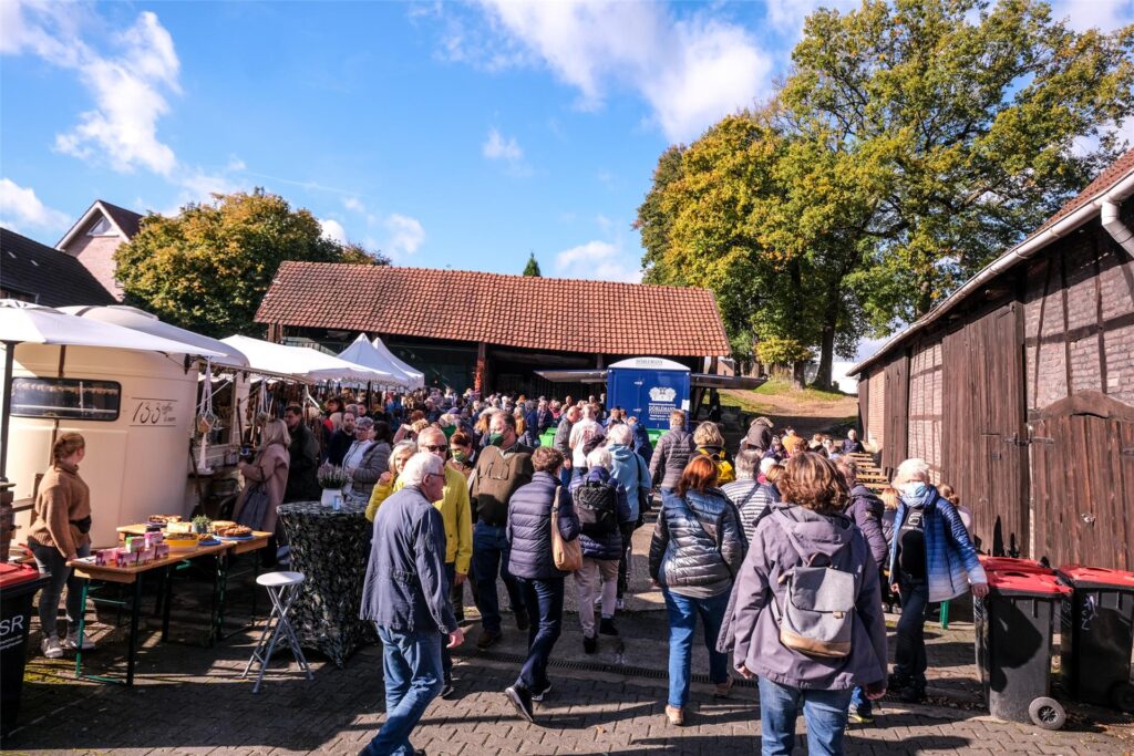 Viele Besucher schlendern beim Erntemarkt über einen Bauernhof in Recklinghausen-Hochlar.