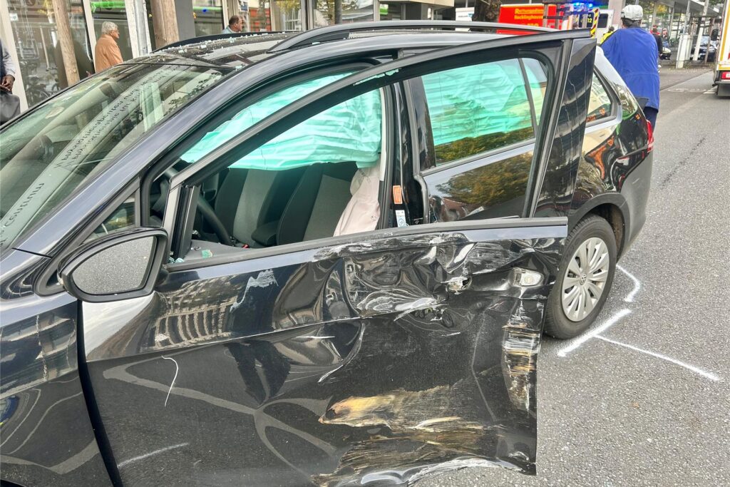 Der schwarze Passat hat arg gelitten, zu sehen ist auch der ausgelöste Seiten-Airbag. Der schwarze Passat hat arg gelitten, zu sehen ist auch der ausgelöste Seiten-Airbag.