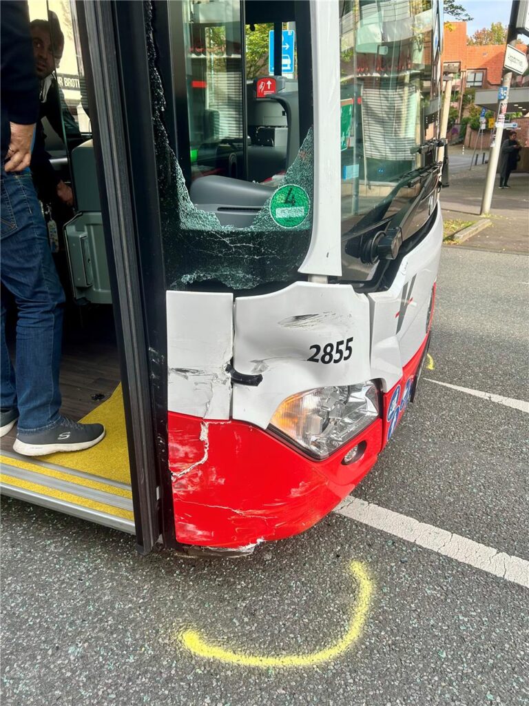 Die vordere rechte Seite des Busses war zerstört. Die vordere rechte Seite des Busses war zerstört.