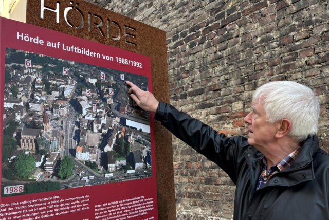 Hans-Otto Wolf steht vor einer Infotafel in Dortmund-Hörde