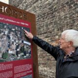 Hans-Otto Wolf steht vor einer Infotafel in Dortmund-Hörde