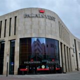 Montage zeigt rechts ein Symbolbild, auf dem Palais-Vest-Managerin Petra Prissnitz zu sehen ist. Links: Ansicht des Einkaufszentrums Palais Vest in Recklinghausen.