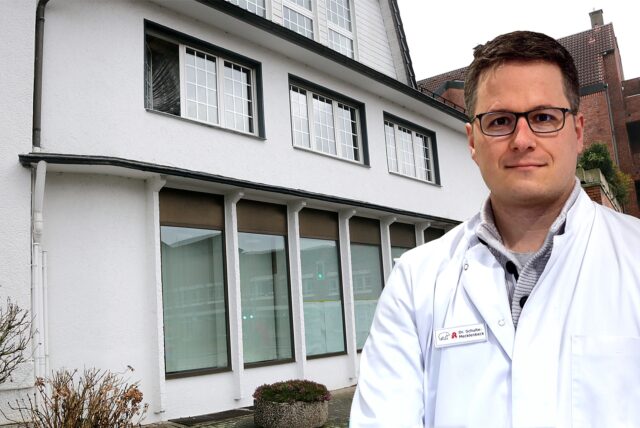 Dr. Philipp Schulte-Mecklenbeck sucht einen Nachmieter für die ehemalige Römerapotheke.