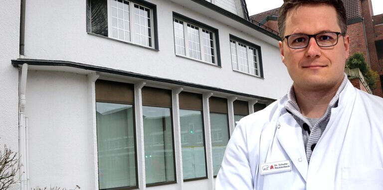 Dr. Philipp Schulte-Mecklenbeck sucht einen Nachmieter für die ehemalige Römerapotheke.