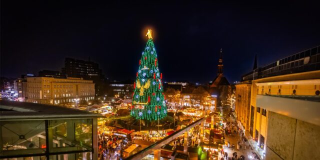 Blick auf den Weihnachtsbaum, der im Zentrum des Weihnachtsmarktes in Dortmund steht.