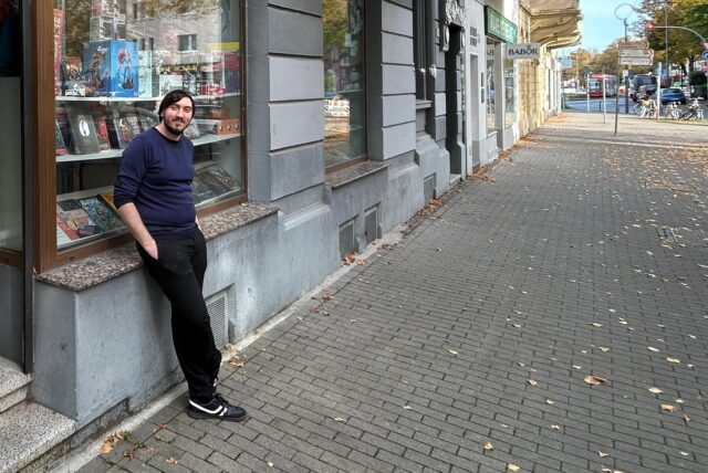 Filialleiter Pavél Podanjow vor dem Comic Haus an der Kaiserstraße.