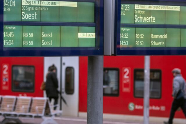 Eine Bahn-Anzeigetafel zeigt Zugausfälle in Dortmund an.