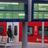 Eine Bahn-Anzeigetafel zeigt Zugausfälle in Dortmund an.