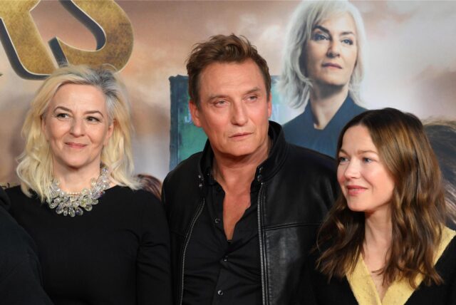 Die Schauspieler Martina Gedeck (l-r), Oliver Masucci und Hannah Herzsprung stehen bei der Premiere des Films «Woodwalkers» beim Fotocall im Mathäser Filmpalast auf dem Roten Teppich.