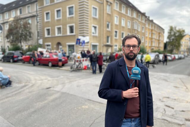 Reporter Dennis Pesch berichtet von einer Demo am Althoffblock.