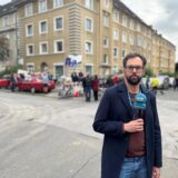 Reporter Dennis Pesch berichtet von einer Demo am Althoffblock.