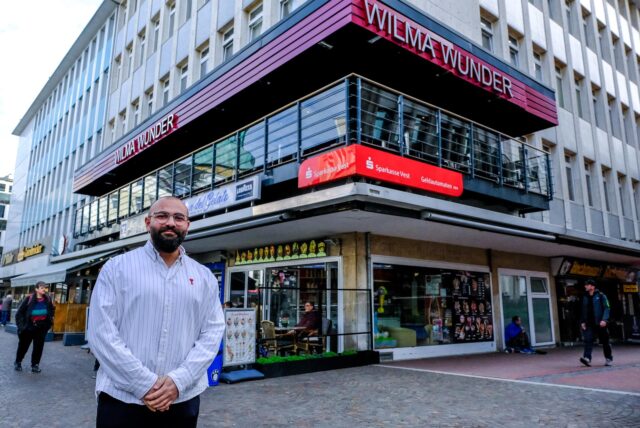 Can Korkmaz steht vor der neuen Wilma Wunder Filiale auf dem Recklinghäuser Altstadtmarkt.