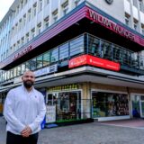Can Korkmaz steht vor der neuen Wilma Wunder Filiale auf dem Recklinghäuser Altstadtmarkt.