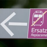 Ein lilafarbenes Schild weist den Schienenersatzverkehr der Deutschen Bahn aus.