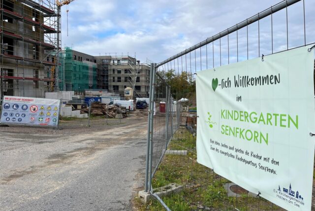 Bauzaun mit Hinweis auf die Kita Senfkorn