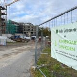 Bauzaun mit Hinweis auf die Kita Senfkorn