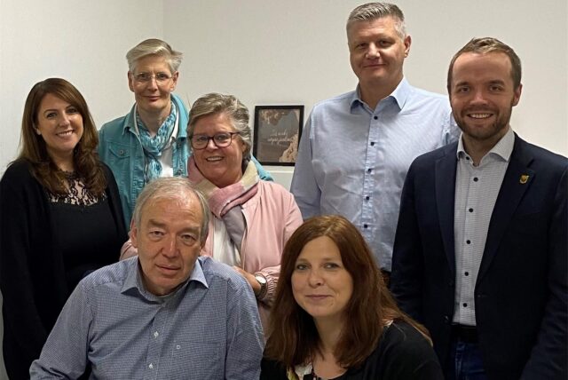 Hermann Mierswa, Nadine Zingler-Schröder (vorne, sitzend) sowie (hinten, von rechts) Bürgermeister Marcel Mittelbach, Jan Rolf, Angelika Westhoff-Haschke, Christiane Bröcker und Stefanie Krückhans beim Auftakt des neuen Beratungsangebots.