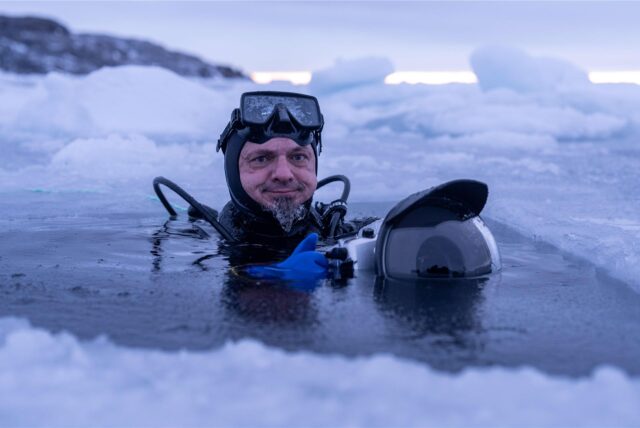 Ein Taucher sei er nicht, sagt Markus Mauthe. Aber für ein gutes Foto geht der Allrounder in Grönland auch schon mal unter Wasser.