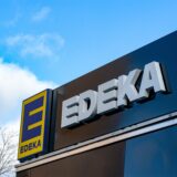 Das Logo von Edeka ist an einer Filiale zu sehen.