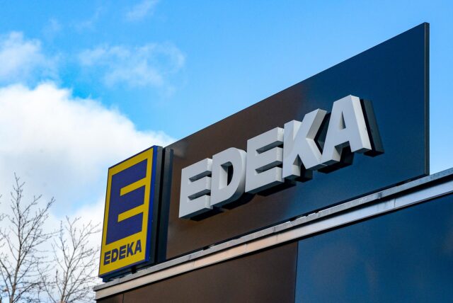 Das Logo von Edeka ist an einer Filiale zu sehen.