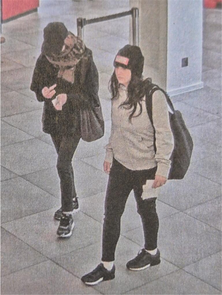 Zwei junge Frauen auf dem Foto einer Überwachungskamera Zwei junge Frauen auf dem Foto einer Überwachungskamera