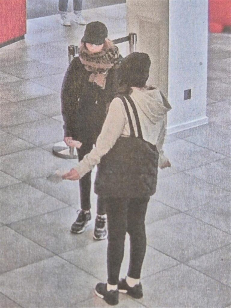 Zwei junge Frauen auf dem Foto einer Überwachungskamera Zwei junge Frauen auf dem Foto einer Überwachungskamera
