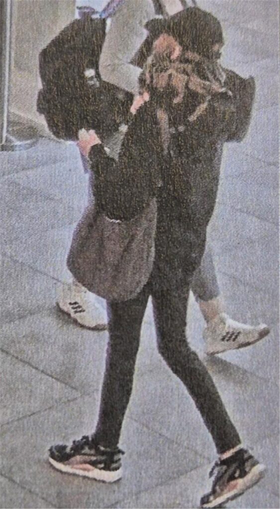 Zwei junge Frauen auf dem Foto einer Überwachungskamera Zwei junge Frauen auf dem Foto einer Überwachungskamera