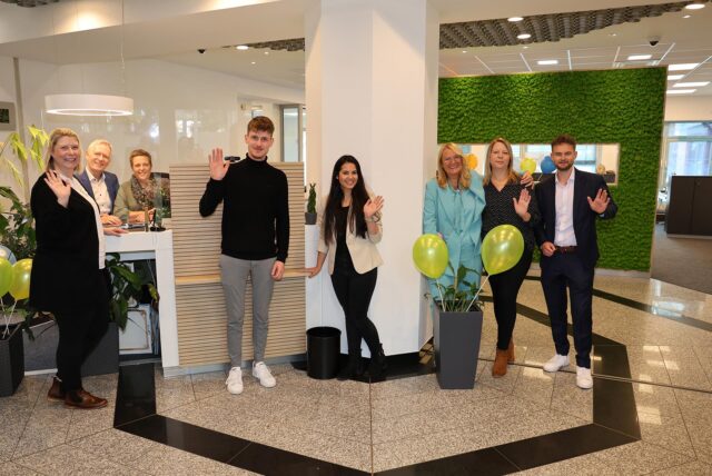 Das Team präsentiert die neu gestalteten Räume: v.L. Stefanie Kruse, Ludger Koopmann, Timo Siegers, Nasrim Sajid, Susanne Langenbach, Simone Lackmann, Kevin Kuhne